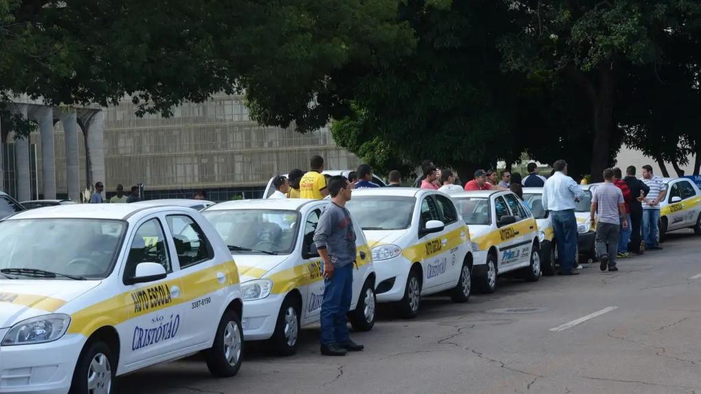 Carros de autoescola enfileirados. É falso que autoescolas irão chegar ao fim no Brasil; vídeo com notícia fake viraliza na web