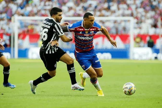 Imagem do zagueiro Titi, do Fortaleza, disputando a bola com o volante Richardson, do Ceará