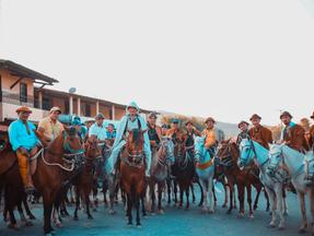 A Vaquejada de Itapebussu acontece em conjunto com a cavalgada do vaqueiro encourado, a missa do vaqueiro e a festa do padroeiro São Miguel Arcanjo