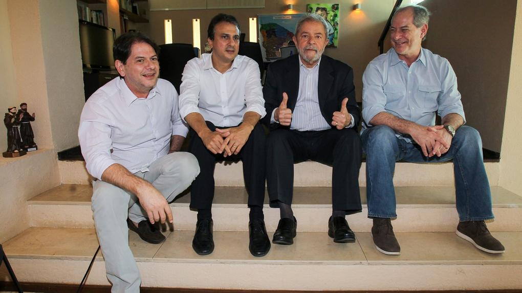 Cid Gomes, Camilo Santana e Ciro Gomes em conversa com Lula durante visita ao Ceará, em 2016