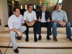 Cid Gomes, Camilo Santana e Ciro Gomes em conversa com Lula durante visita ao Ceará, em 2016