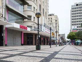 Praça do Ferreira com lojas fechadas
