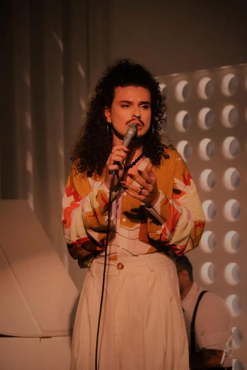 Makem, alcançou projeção nacional após participar do The Voice Brasil, começou trajetória artística no Cuca Barra