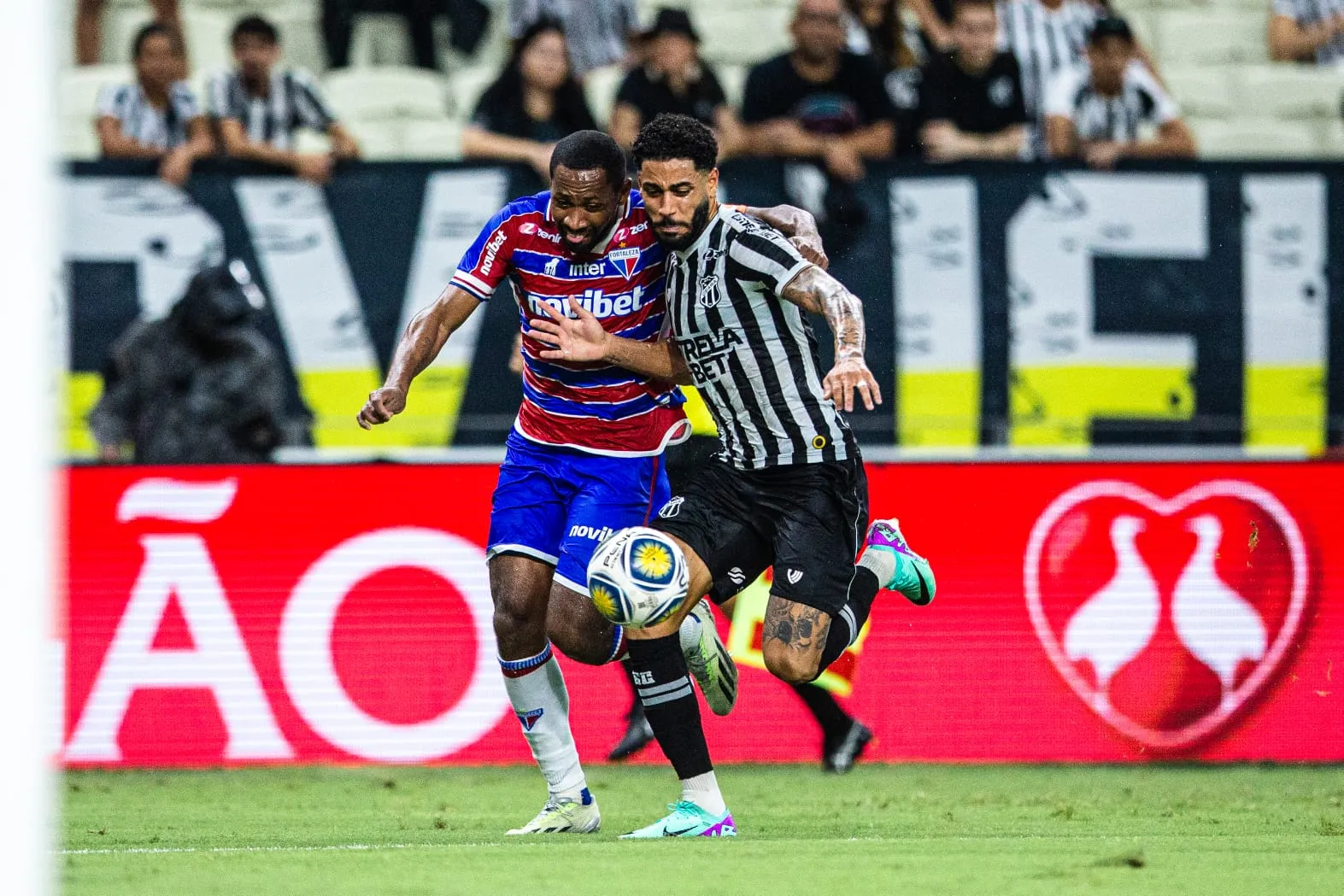 Jogadores do Fortaleza e do Ceará durante jogo