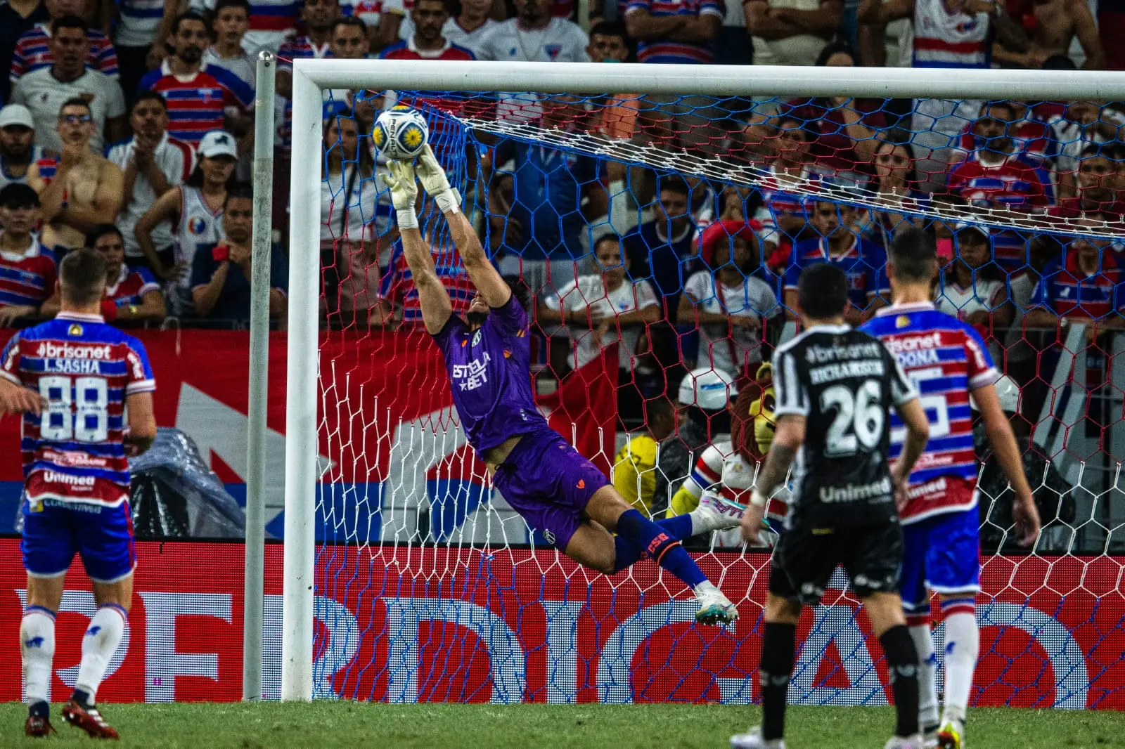 Richard, do Ceará, faz defesa em finalização de Marinho