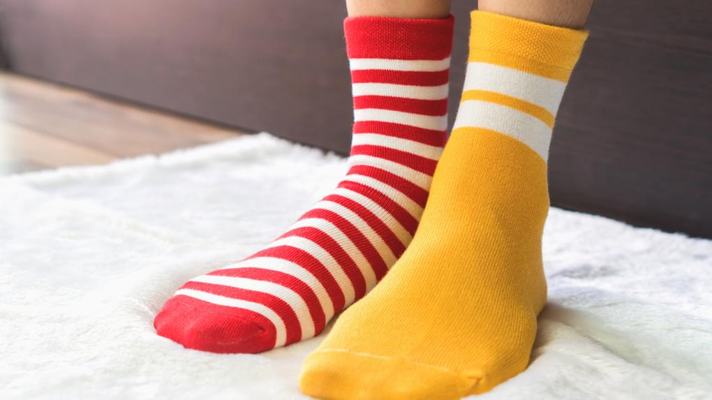 meias trocadas amarelas e vermelhas