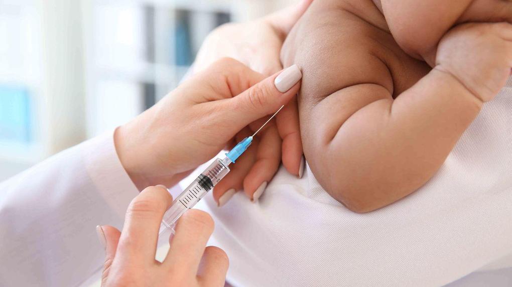 Bebê vacinado contra meningite