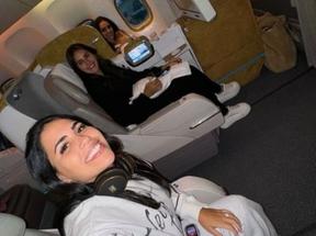 Bruna Biancardi no avião com a irmã e amiga
