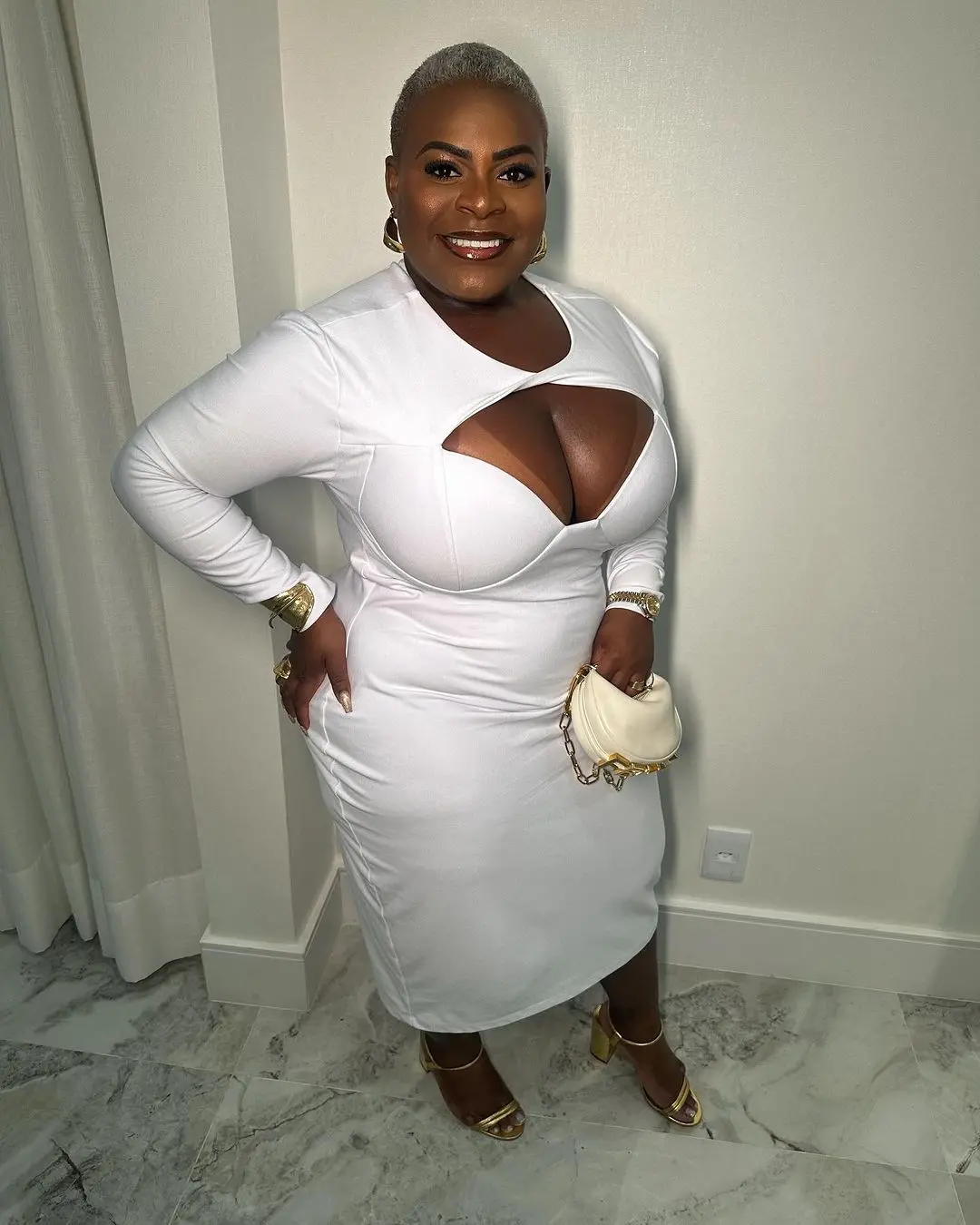 Jojo Toddynho com vestido branco