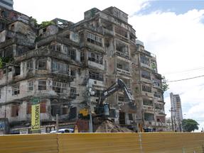 Edifício São Pedro em processo de demolição