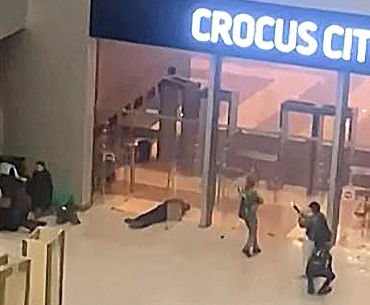 Imagem de câmera de segurança mostra ataque em casa de shows da Rússia