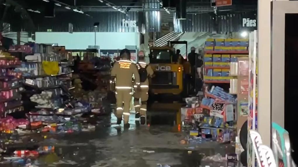 O desabamento atingiu principalmente a parte da panificação do supermercado, em uma área restrita a funcionários