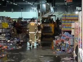 O desabamento atingiu principalmente a parte da panificação do supermercado, em uma área restrita a funcionários