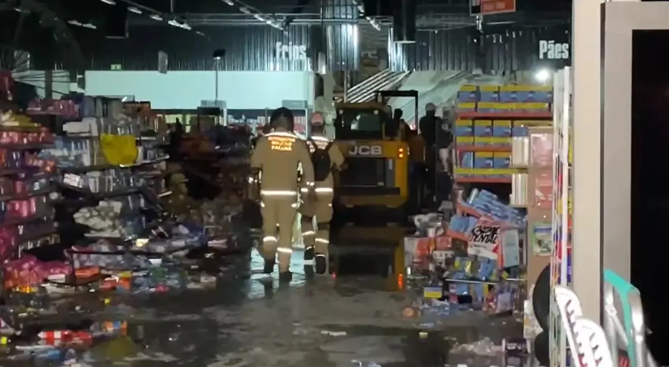 O desabamento atingiu principalmente a parte da panificação do supermercado, em uma área restrita a funcionários