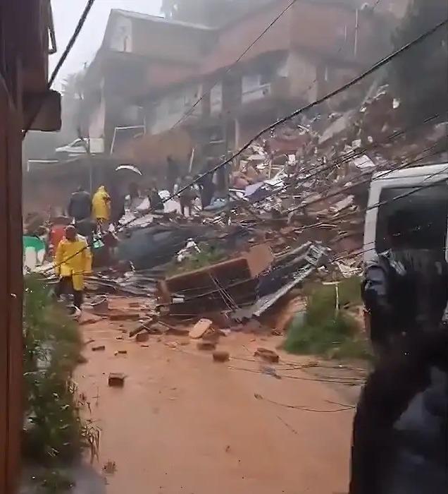 foto de casa que desabou após fortes chuvas no Rio de Janeiro