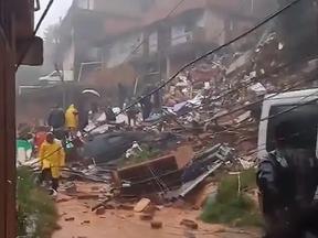 foto de casa que desabou após fortes chuvas no Rio de Janeiro