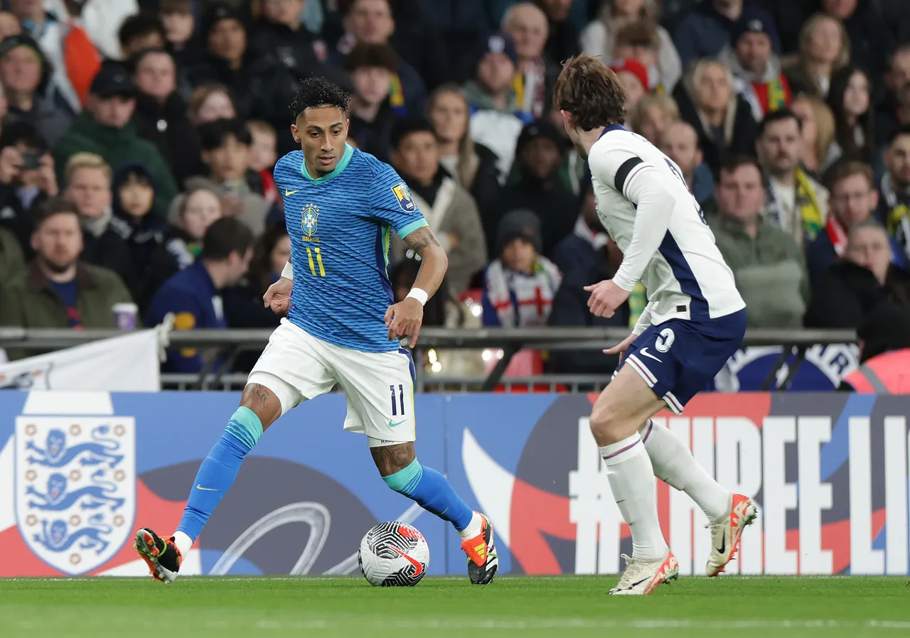 O Brasil foi pressionado pela Inglaterra em Wembley no 1º tempo, mas foi perigoso em saídas rápidas ao ataque
