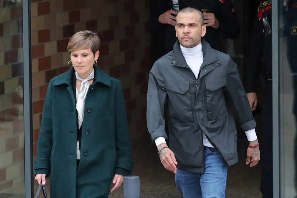 Daniel Alves deixa a prisão.