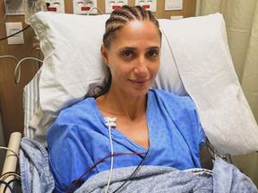 Atriz Camila Pitanga em cama de hospital