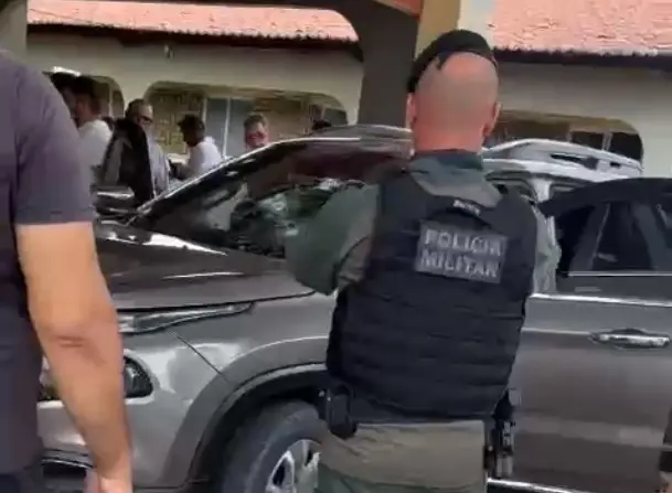 Picape ficou cravada de bala, no bairro Escondido, em Ipu