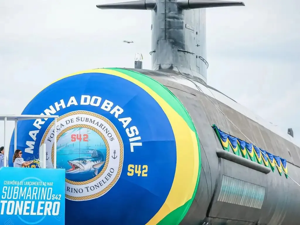 O submarino foi lançado ao mar em ato institucional nesta quarta-feira (27)
