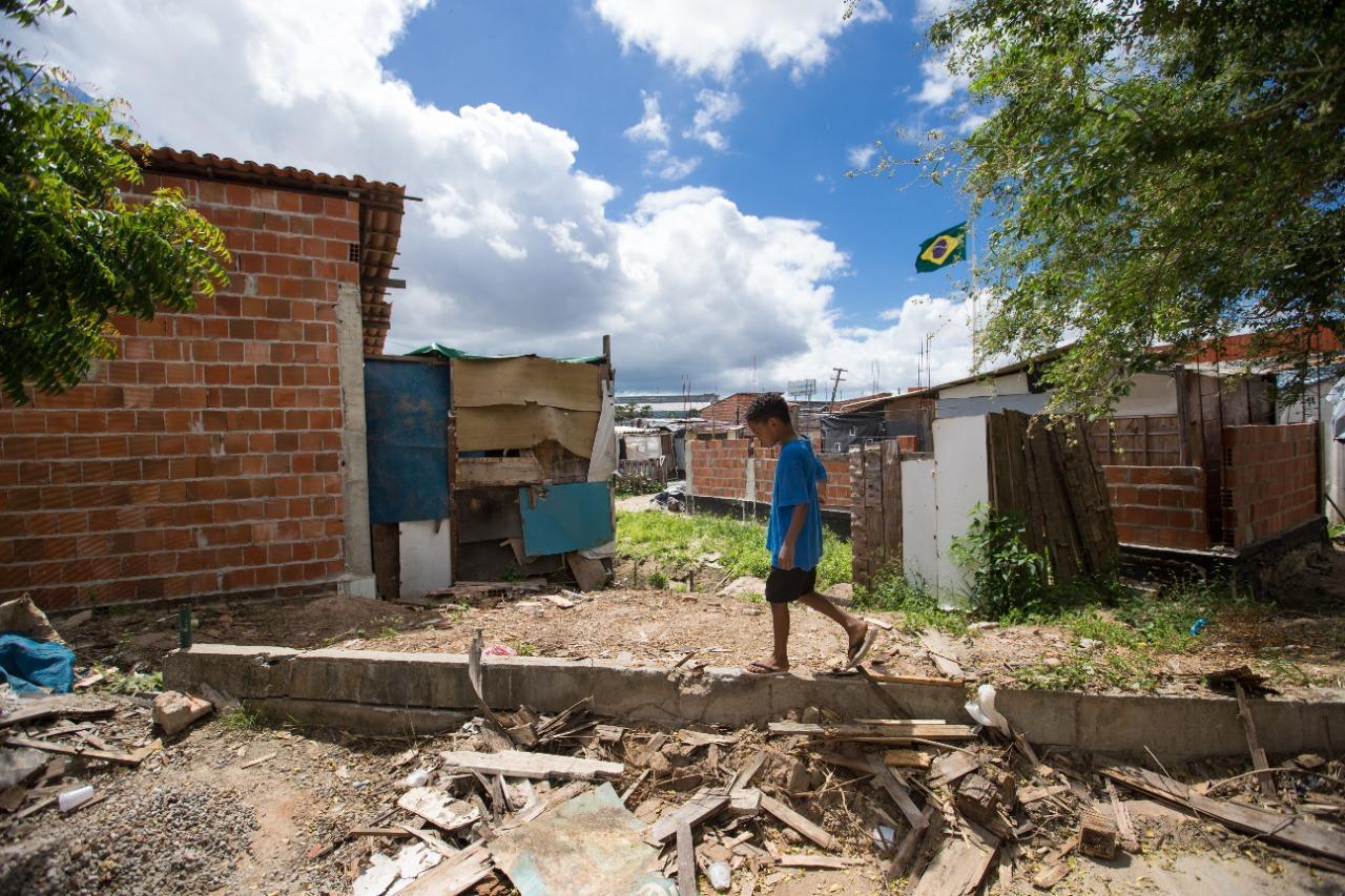 Ciclo da pobreza perpetua condições inadequadas de vida em regiões periféricas de Fortaleza