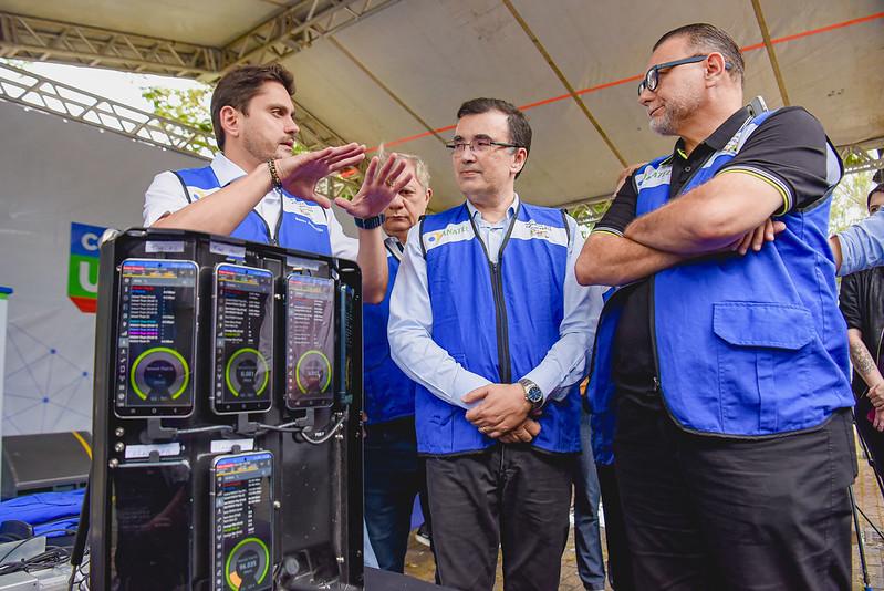 Ministro Juscelino Filho participou de blitz que mediu serviços de telefonia móvel em 20 pontos da região metropolitana de Fortaleza