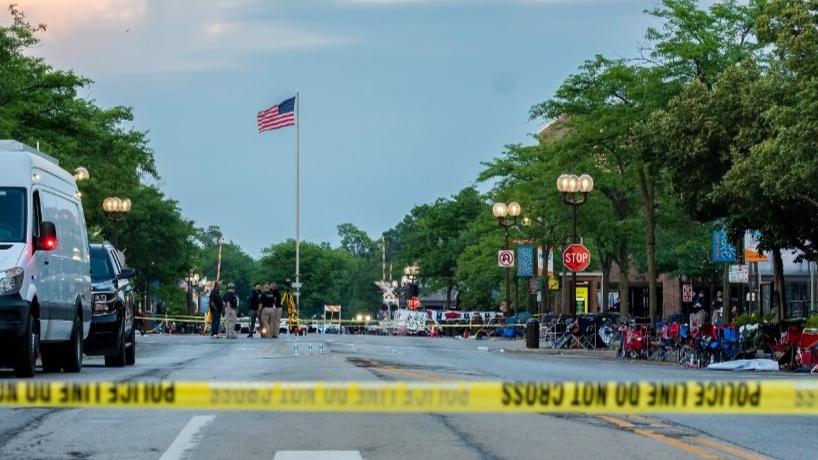 Polícia investiga ataque com faca que deixou 4 mortos e 5 feridos em Illinois