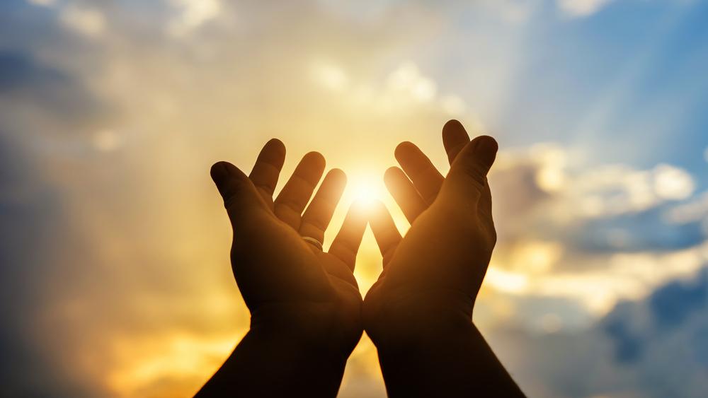 Mãos erguidas para o céuem oração