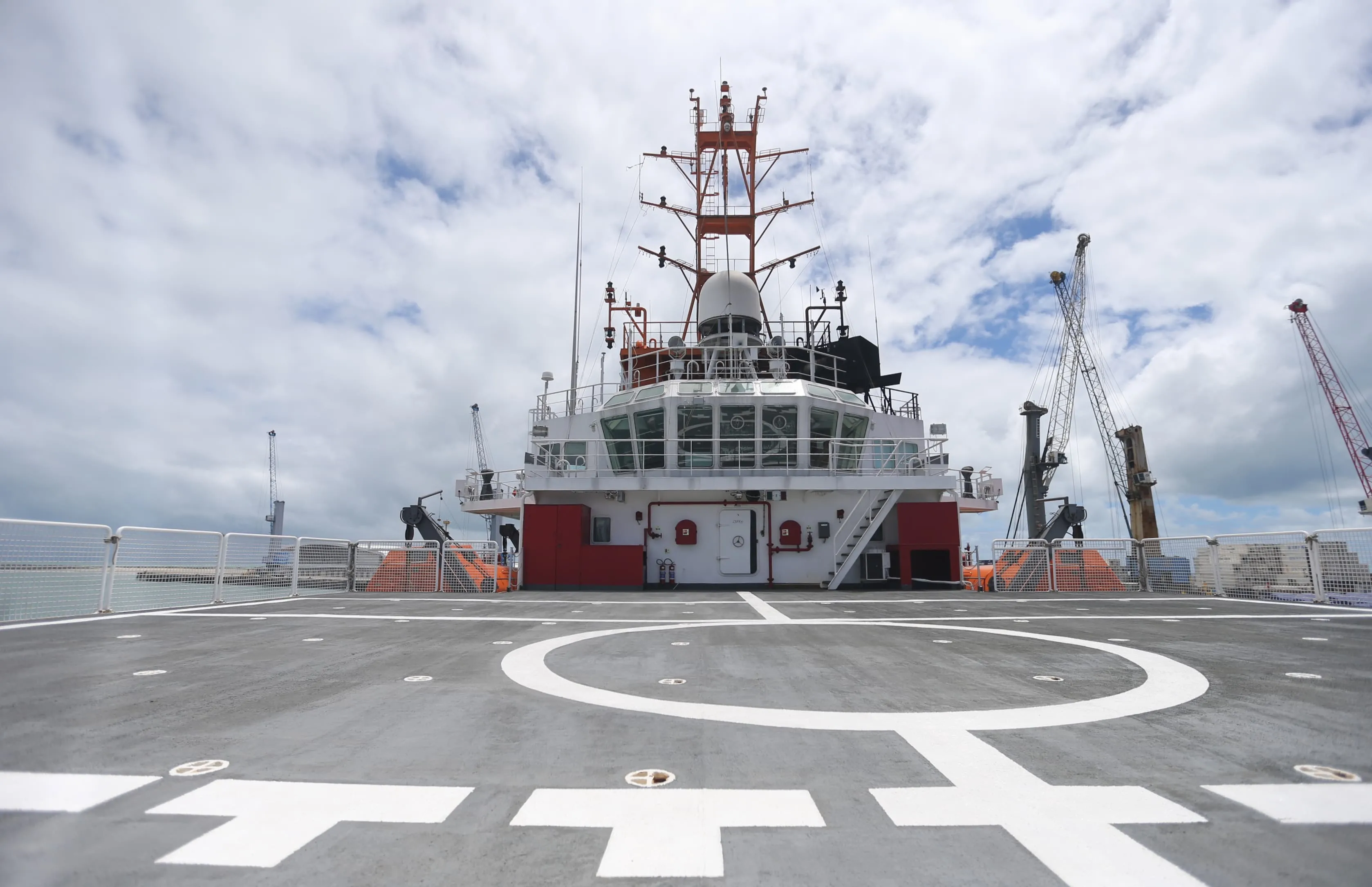 Navio Vital de Oliveira é equipado com heliporto