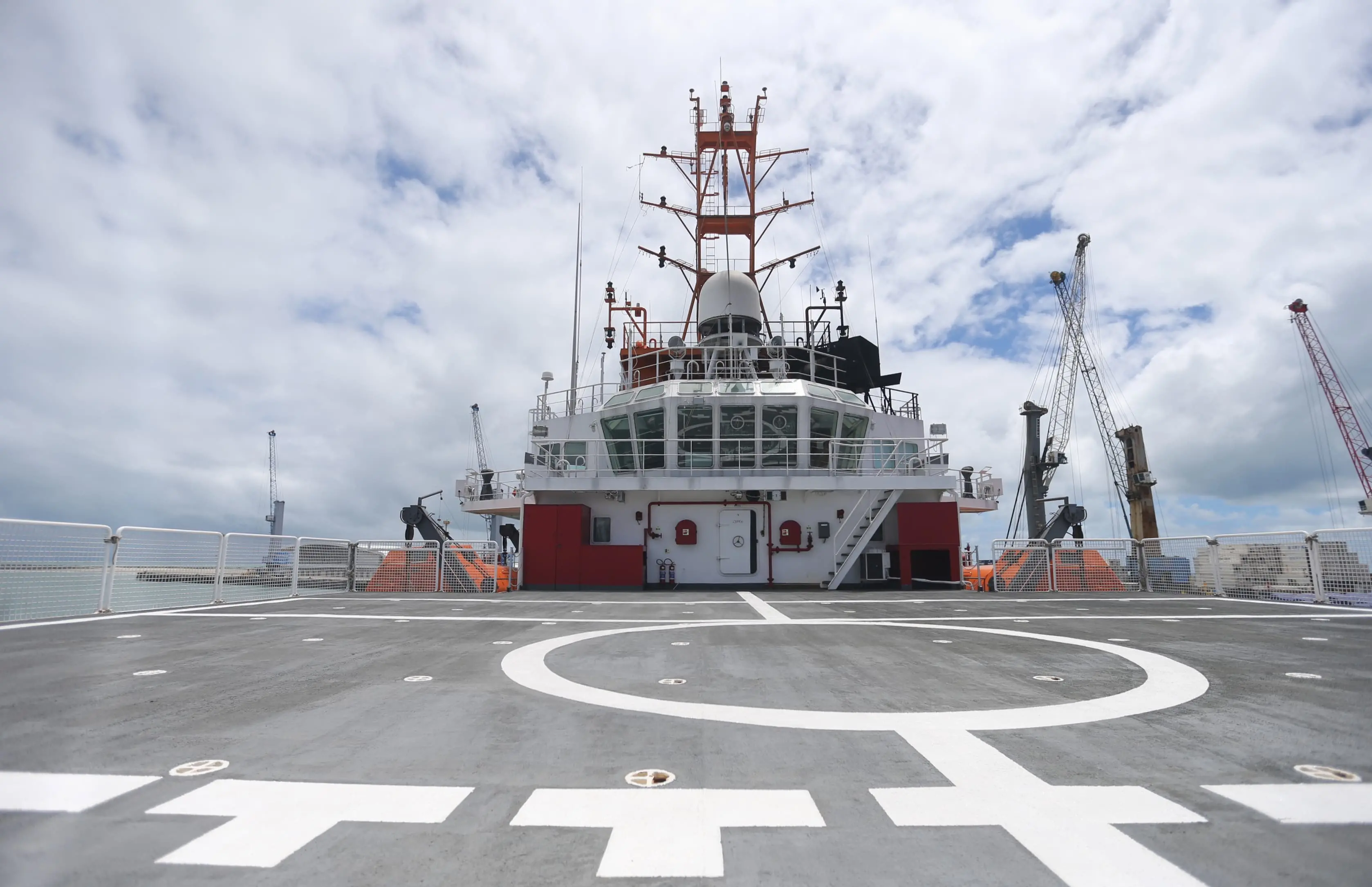 Navio Vital de Oliveira é equipado com heliporto