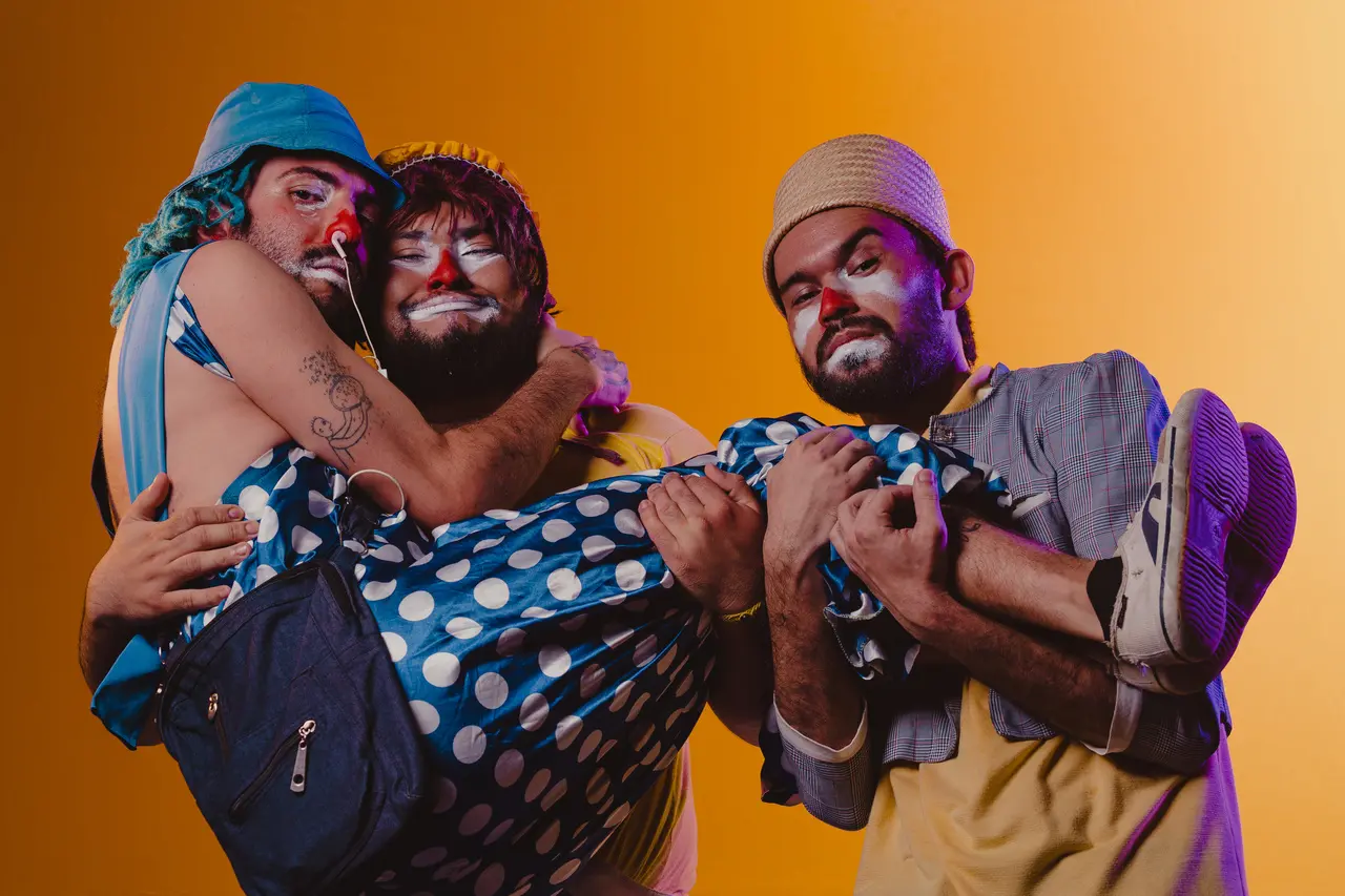Grupo O Cheiro do Queijo mistura música, cultura popular e palhaçaria