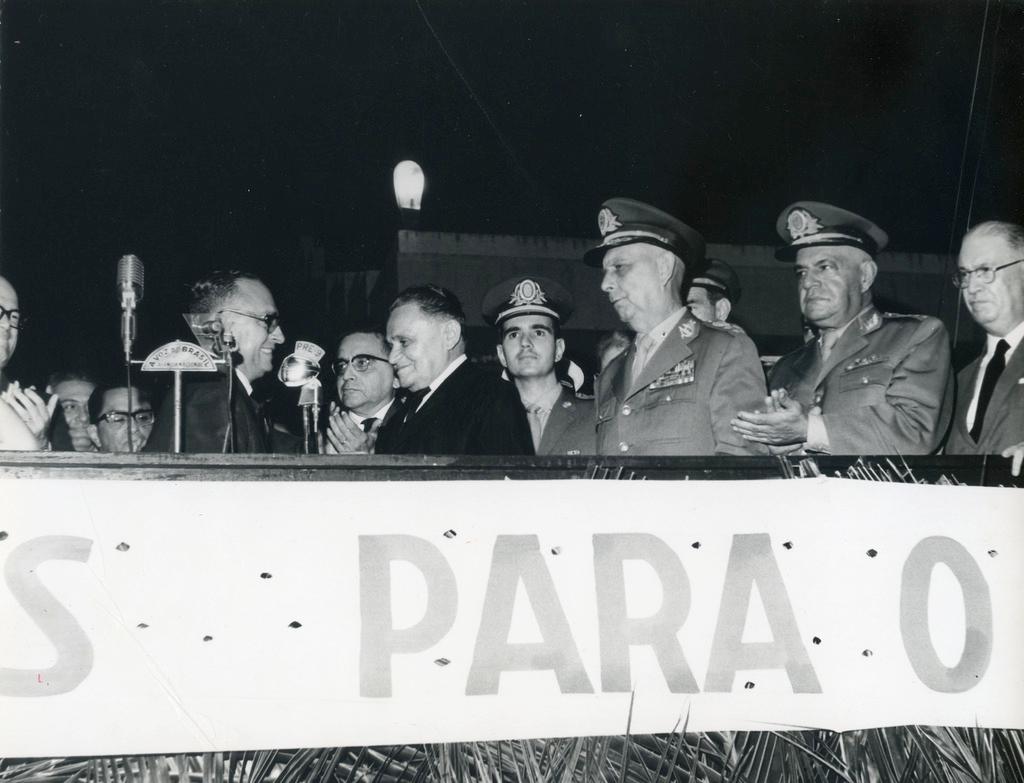À esquerda, em destaque, o marechal Humberto Castello Branco, primeiro presidente da Ditadura Militar. Ao centro, ao microfone, o ex-governador Virgílio Távora.