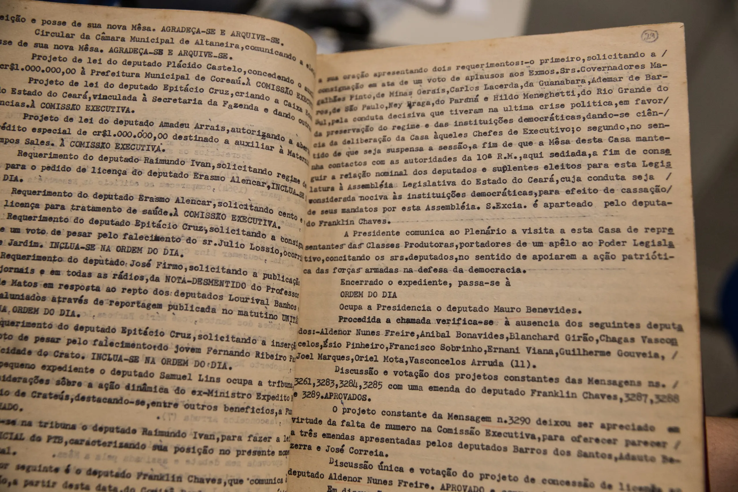 Registro de sessões que antecederam a cassação de deputados estaduais do Ceará. Nas imagens, clima hostil e conspiratório entre parlamentares.