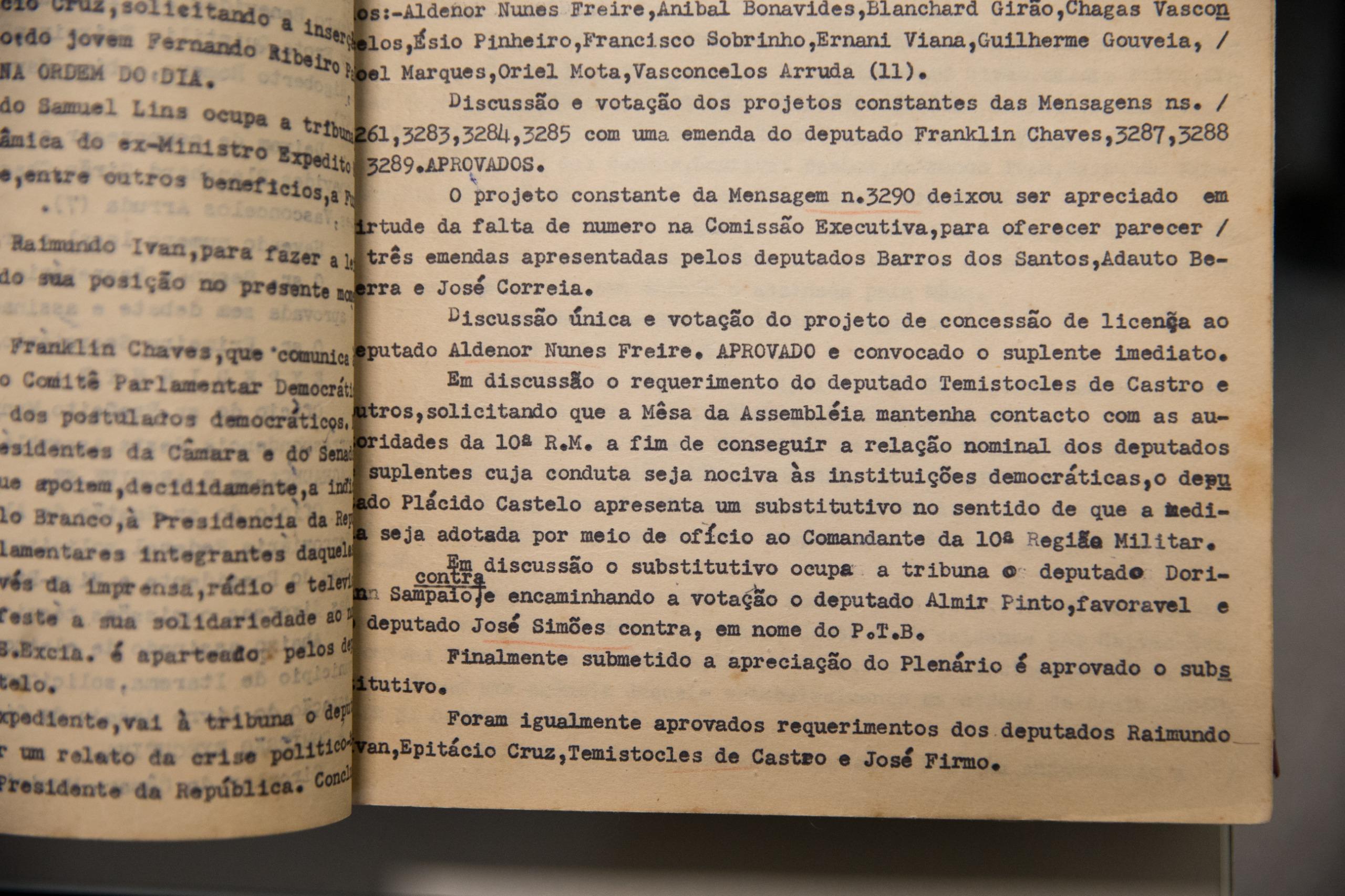 Registro de sessões que antecederam a cassação de deputados estaduais do Ceará. Nas imagens, clima hostil e conspiratório entre parlamentares.