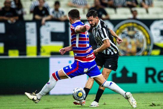 Clássico-Rei, jogadores de Ceará e Fortaleza em disputa de bola