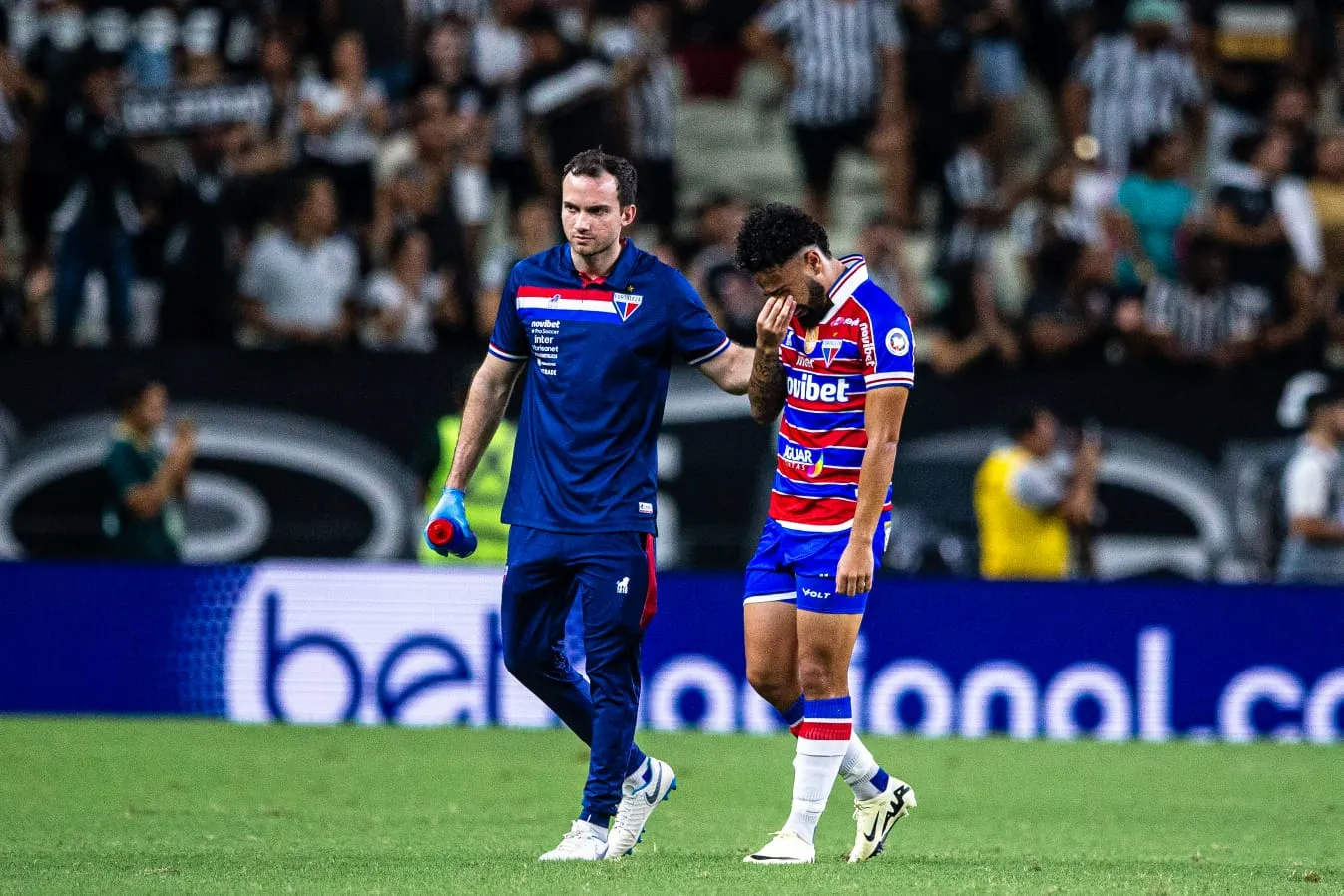 Calebe saiu de campo chorando após lesão no clássico