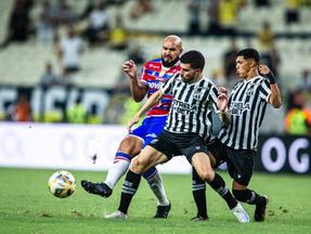 Em Clássico-Rei, jogadores de Ceará e Fortaleza disputam bola
