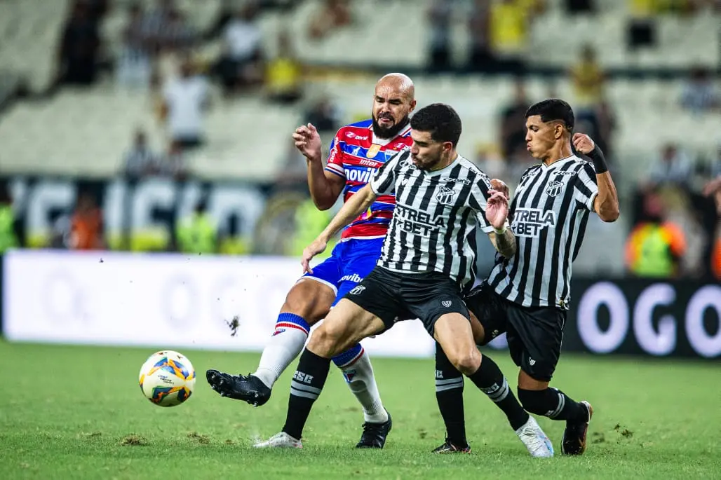 Em Clássico-Rei, jogadores de Ceará e Fortaleza disputam bola