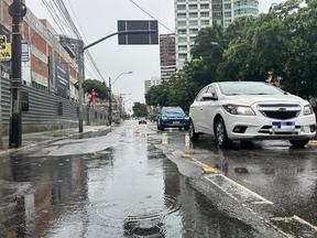 Foto de trânsito em dia chuvoso em Fortaleza