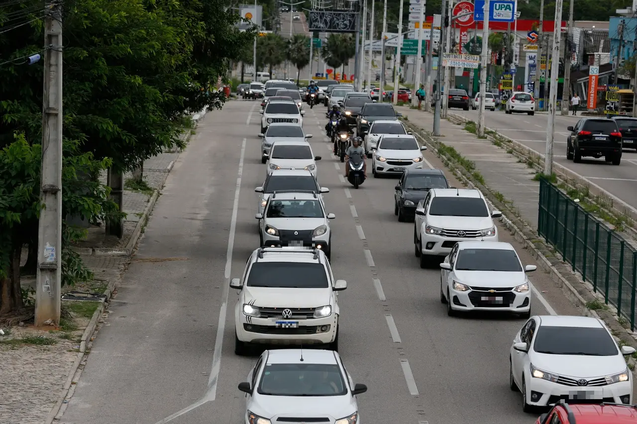 Foto de carros na rodovia CE-040 voltando do feriadão da semana santa para Fortaleza