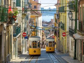 Décima alteração na legislação irá beneficiar milhares de brasileiros que vivem em Portugal há cinco anos