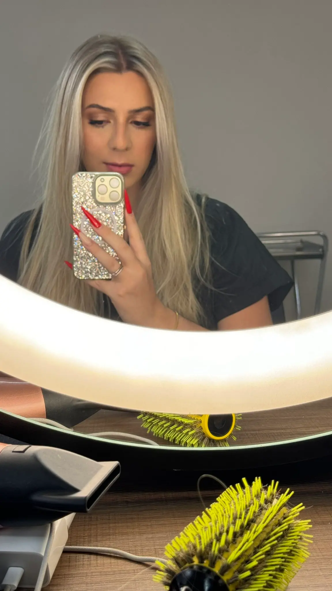 Influenciadora Malévola Alves em selfie no espelho