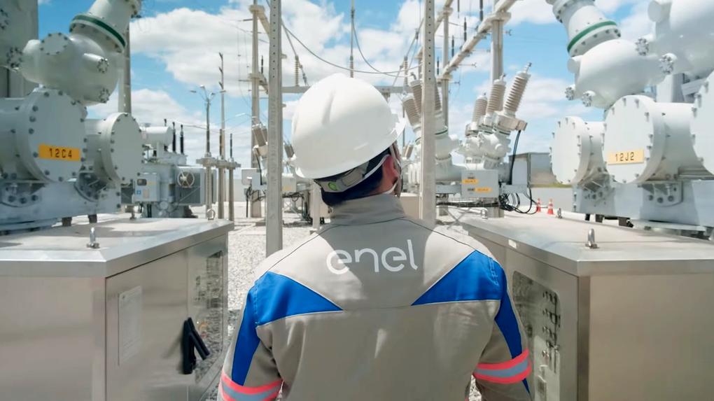Com uma base de mais de 15 milhões de consumidores, a Enel opera três concessões de distribuição de energia no Brasil, em São Paulo, Rio de Janeiro e Ceará