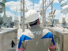 Com uma base de mais de 15 milhões de consumidores, a Enel opera três concessões de distribuição de energia no Brasil, em São Paulo, Rio de Janeiro e Ceará