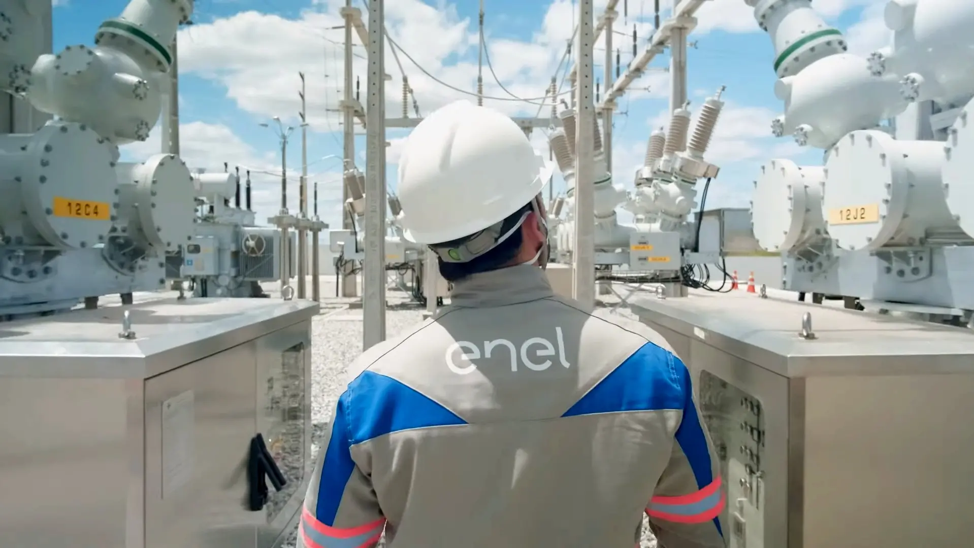 foto de funcionário da Enel em rede de distribuição de energia.