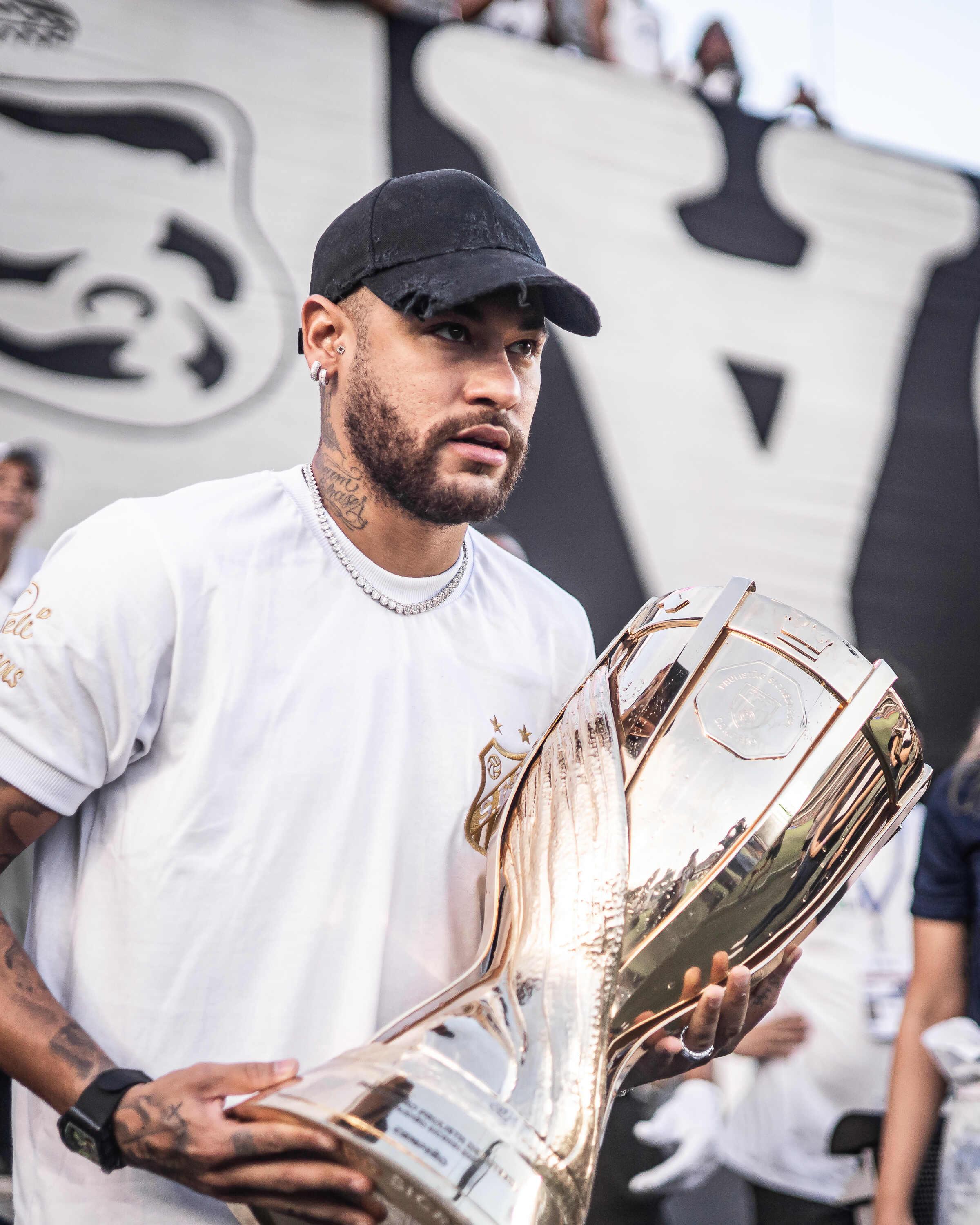 Neymar vai voltar para o Santos? Site afirma que jogador fez promessa em  vestiário do time - Jogada - Diário do Nordeste