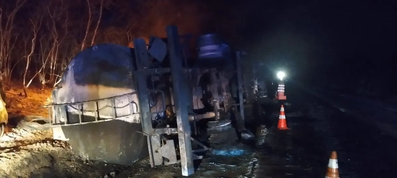 Caminhão-tanque tombado na rodovia