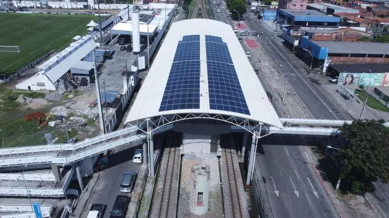 Painéis solares estão inclusive em equipamentos públicos gerando energia, como a estação da Linha Sul do Metrofor Padre Cícero