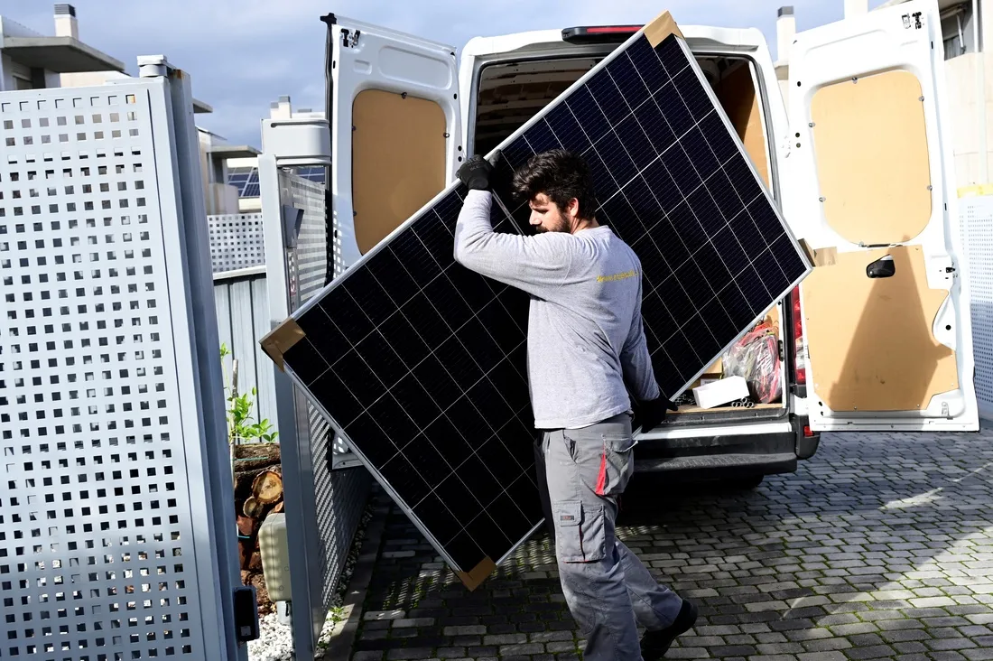 Painéis solares estão em abundância na Europa e sendo utilizados para cercas de casas